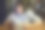 年轻女孩使用智能手机社交媒体概念图片下载