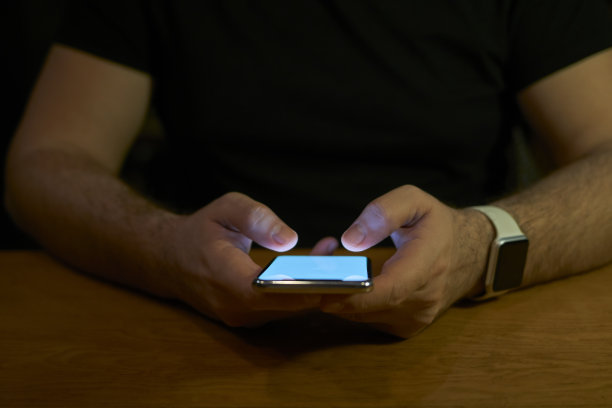 年轻男子使用智能手机社交媒体概念图片下载