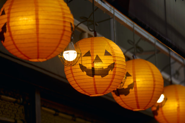 球形的万圣节纸灯笼图片下载