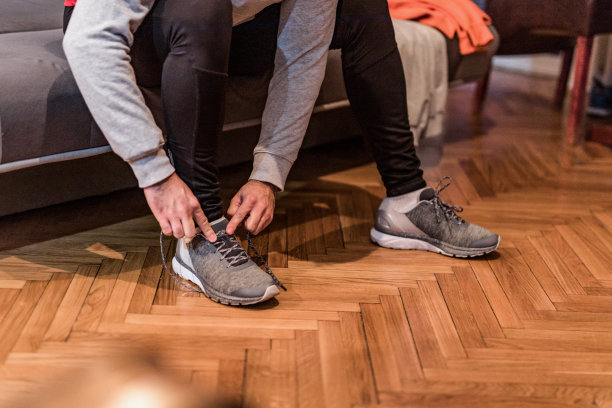 年轻人正在准备锻炼。图片下载