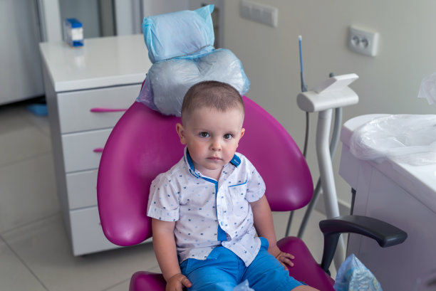 小男孩坐在扶手椅上等牙医图片下载