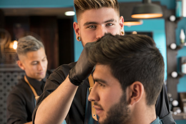 理发店里的男人图片下载