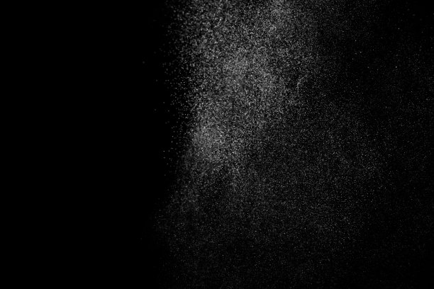 抽象的水溅在黑色的背景上。图片下载