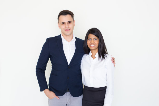 一对穿着工作服的快乐员工图片下载