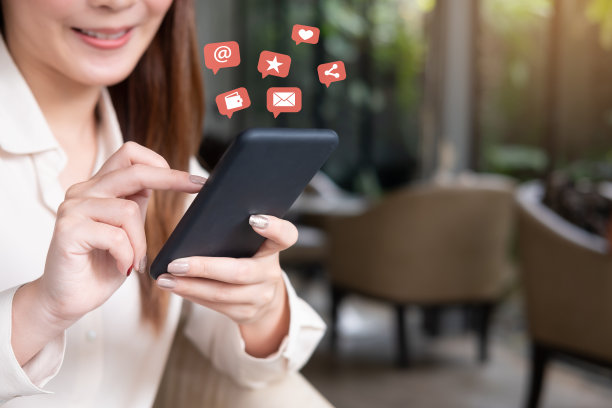 商人使用智能手机。社交媒体的概念图片下载