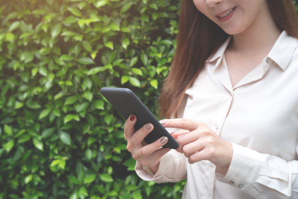 女人使用智能手机。社交媒体的概念图片下载