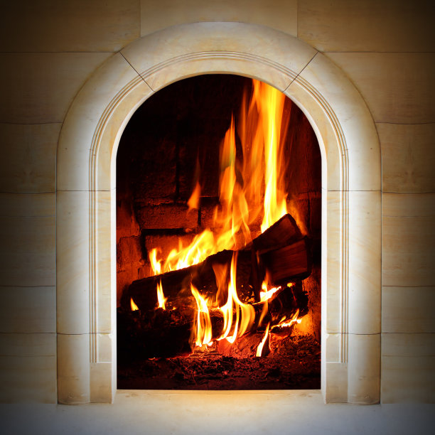 老式壁炉与燃烧的原木。图片下载