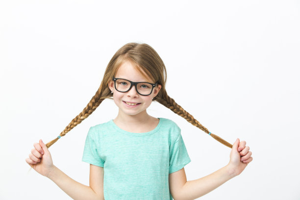 画室里，白底前梳着辫子，戴着黑眼镜的漂亮女孩图片下载