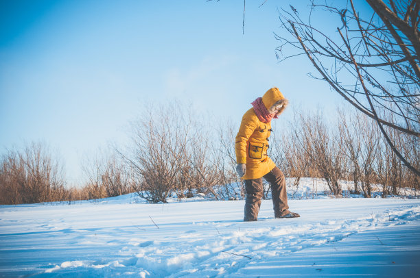 冬天里的亚洲女人图片下载