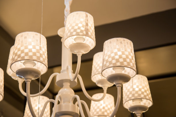 一个美丽的水晶吊灯的特写。图片下载