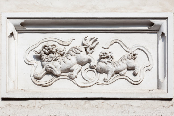 古代花岗岩雕刻的中国神话人物麒麟在古老的砖混墙体上图片下载