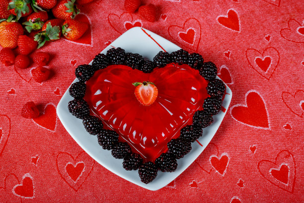 玻璃盘子上的心型甜点。图片下载