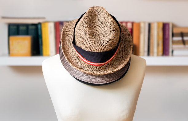 三顶帽子一顶接一顶地戴在家里的人体模型上。图片下载