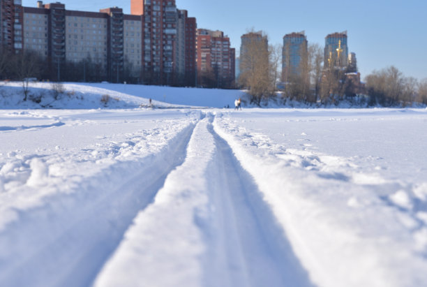 冬季景观与越野滑雪道。图片下载