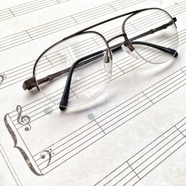 钛框眼镜。飞行员。图片下载