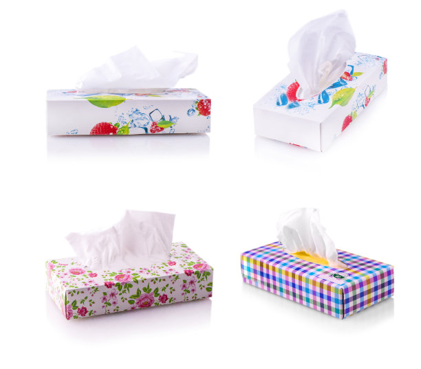 一套彩色盒子与纸餐巾在白色图片下载