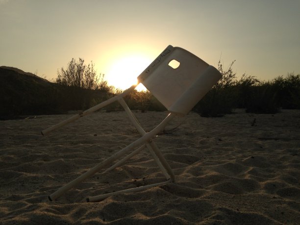 日落时坐在干涸的河床上。图片下载