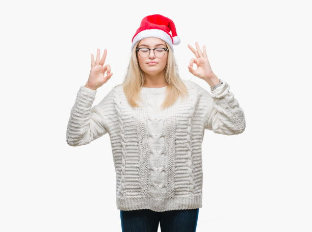 年轻的白人妇女戴着圣诞帽在孤立的背景放松和微笑闭上眼睛做冥想手势与手指。瑜伽的概念。图片下载