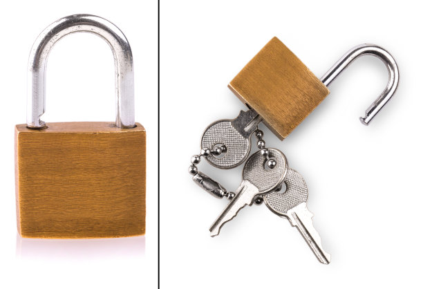一套挂锁和钥匙隔离在白色图片下载
