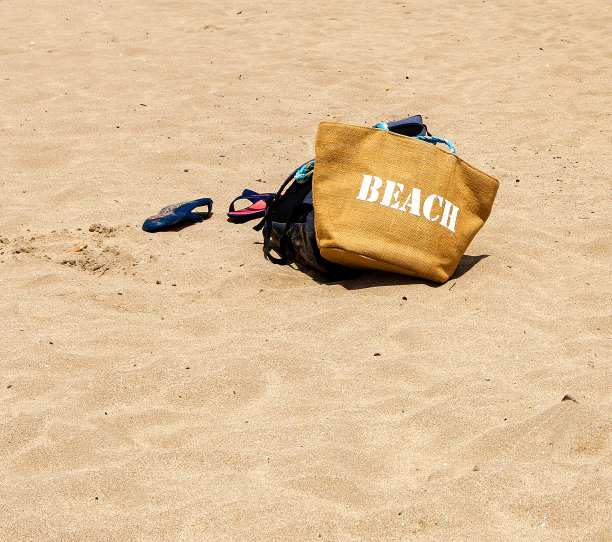 黄沙上的沙滩包图片下载