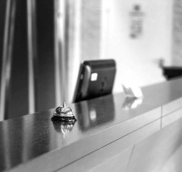 旅馆的服务铃响了。图片下载