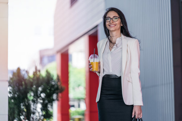 正在吃午饭的商务女士图片下载