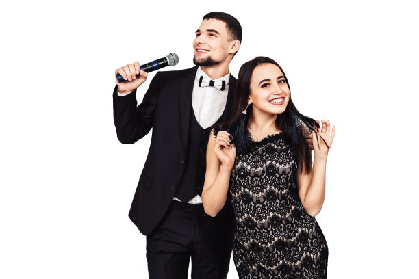 一个穿着黑色西装，手里拿着麦克风的大胡子男人和一个穿着黑色晚礼服的漂亮女孩图片下载