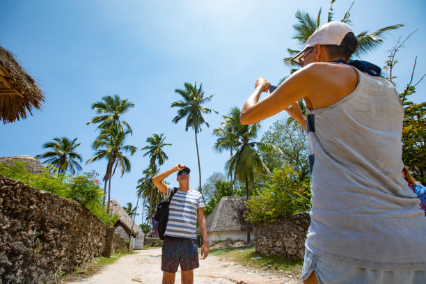 中年人夫妇拍照和探索热带度假图片下载