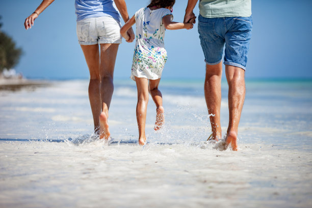一家人在海岸线上散步图片下载