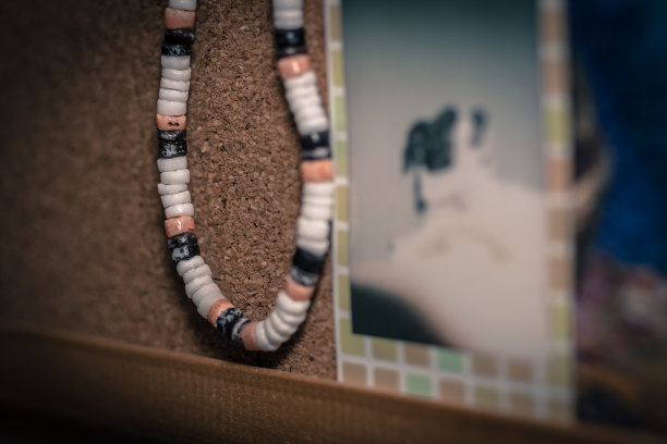 用糖果做的友谊手镯别在软木布告栏上图片下载