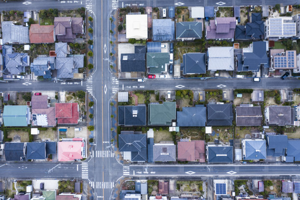 房屋坐落在一个大的十字路口周围的景观图片下载