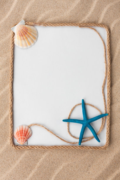 美丽的框架绳，星星和贝壳与白色的背景上的沙子，与地方为您的形象，文字。图片下载