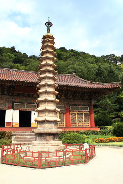 位于朝鲜坡玄寺的石塔图片下载