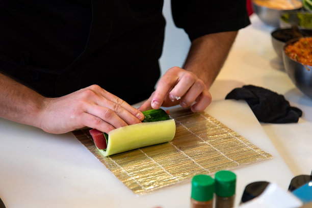 厨师制作寿司图片下载