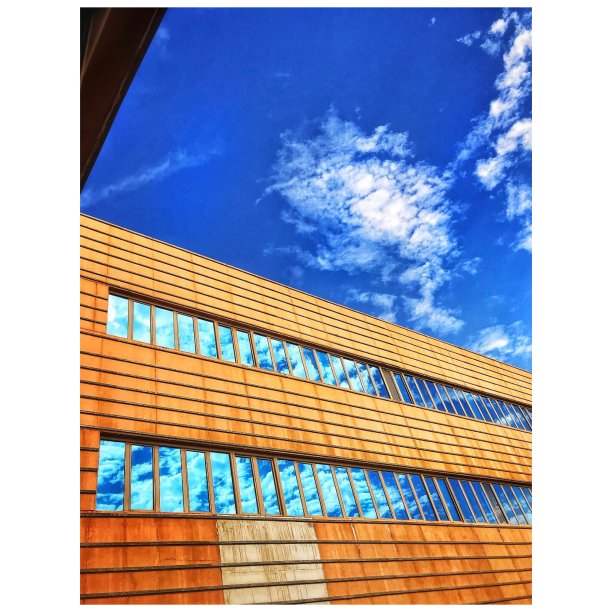 大学建筑；云彩倒影图片下载