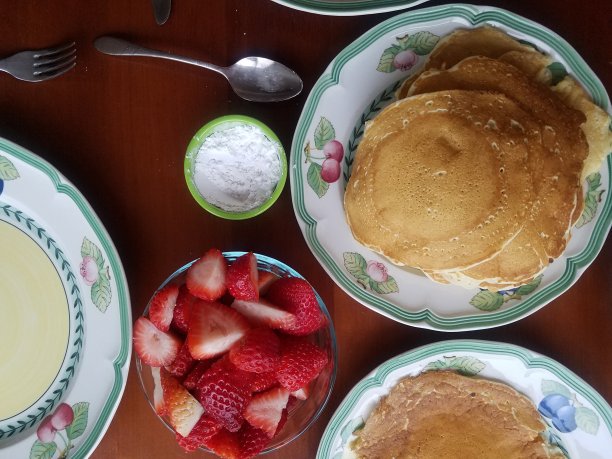 草莓和煎饼图片下载