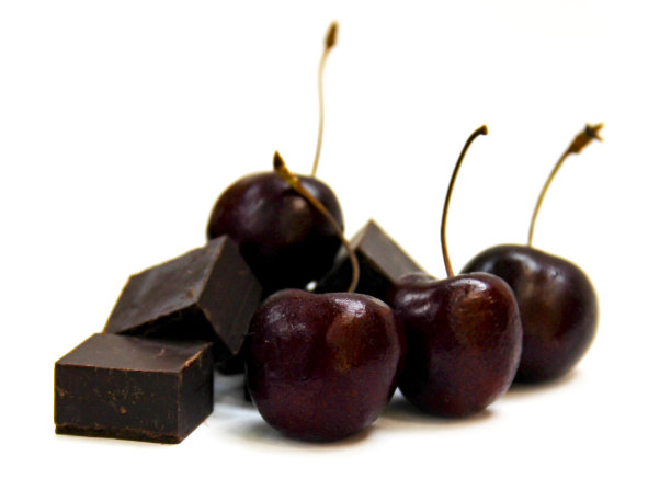 黑巧克力块和黑色大樱桃孤立在白色上图片下载