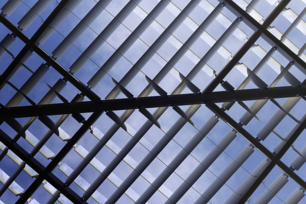 天空在办公室里。数字渲染图像的抽象现代建筑片段。板条结构类似两层百叶窗/百叶窗/蓝天。图片下载