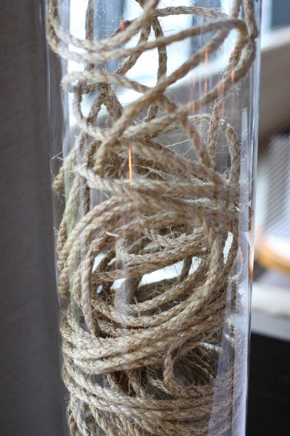 室内装饰用的玻璃花瓶里的帆绳图片下载