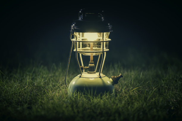 夜里在草坪上的旧灯笼。复古的颜色图片。图片下载