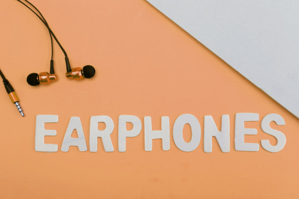 蓝色背景白色耳机极简俯视图图片下载