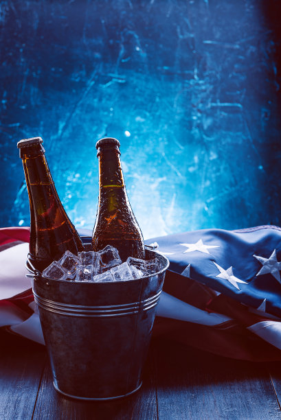 两瓶啤酒图片下载