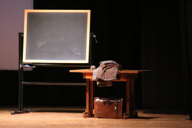 剧院里的学校复制品图片下载