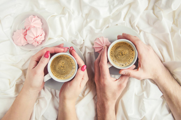 咖啡在床上。有选择性的重点。爱喝。图片下载