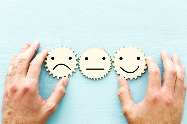 所选人物的概念照片。一张笑脸从人群中脱颖而出图片下载