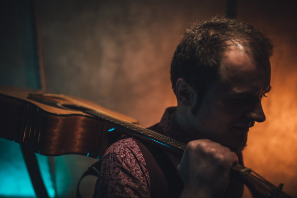 手持原声吉他的男子图片下载