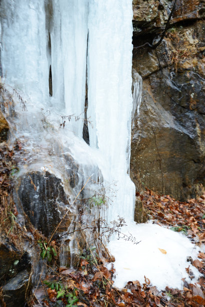 冬季烟雾缭绕的冰冻瀑布。图片下载