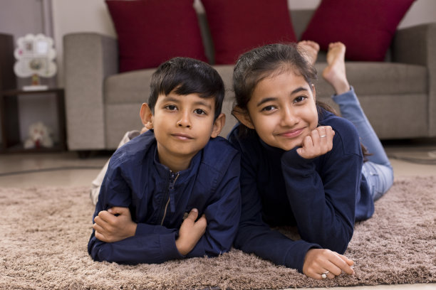孩子们躺在家里的地毯上图片下载