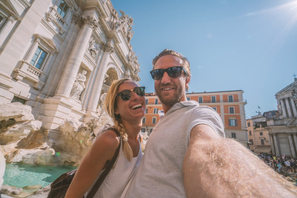 一对快乐的夫妇在罗马自拍图片下载