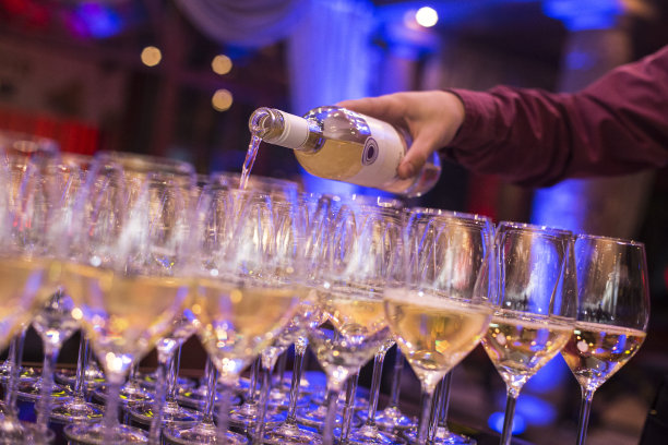 服务员倒白葡萄酒图片下载